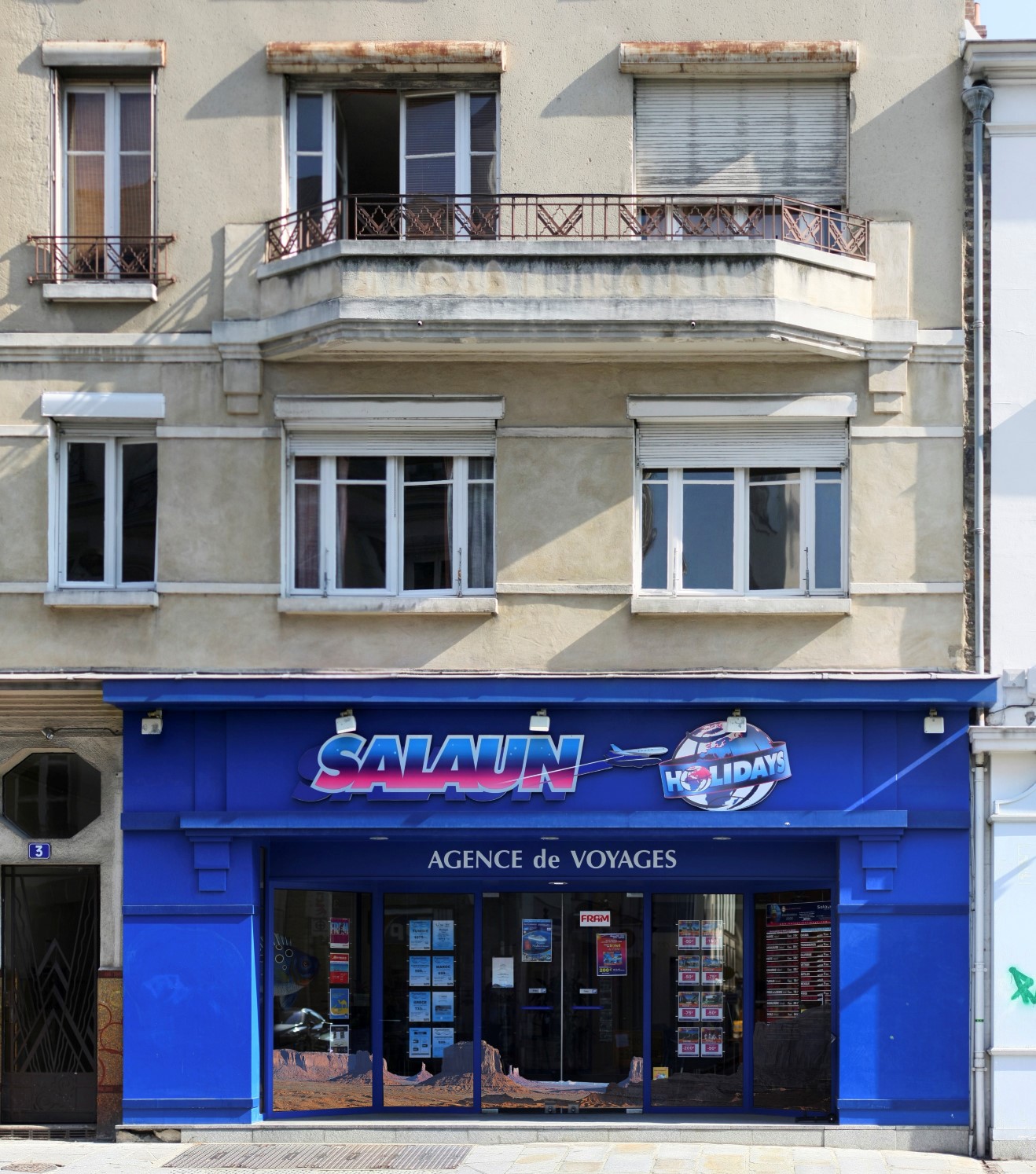 Vitrauphanie sur vitrine pour Salaün Évasions à Rennes